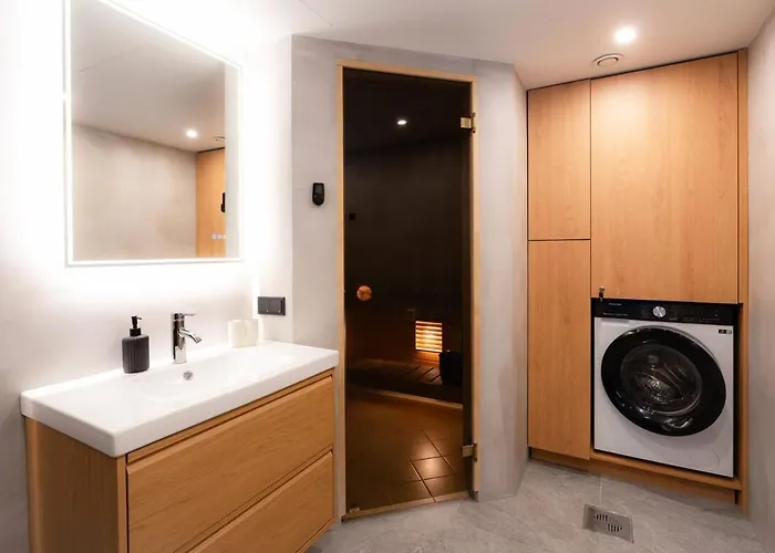 Apartment Spacious 2br In Yacht Club Sauna And Great Views *